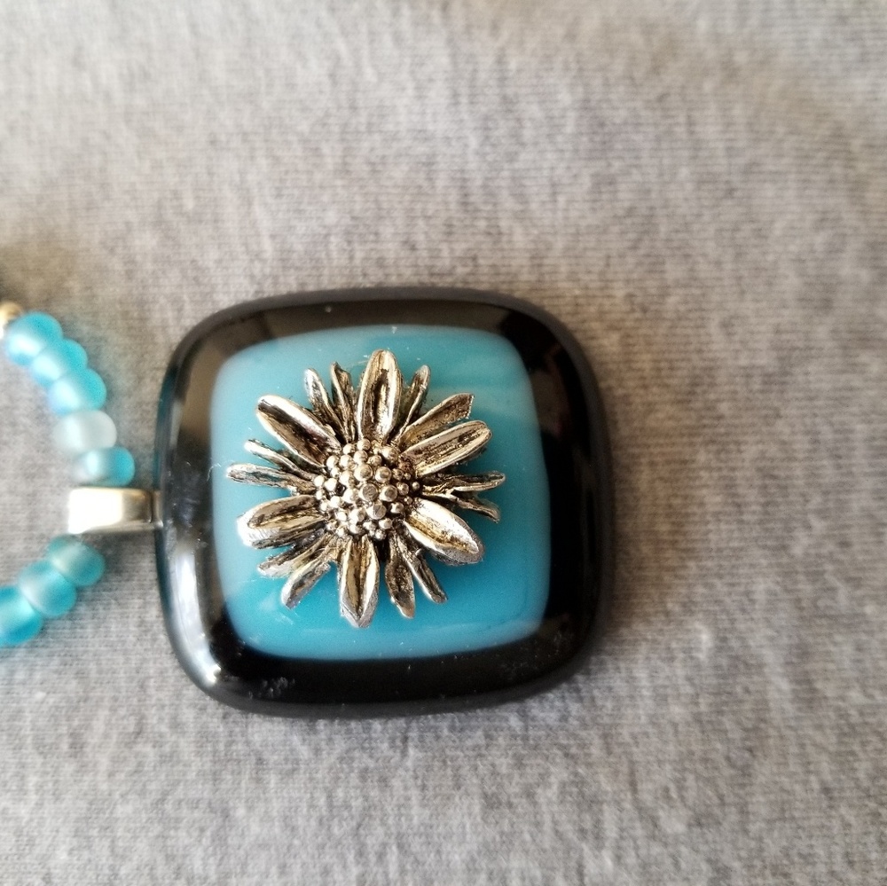 🌻Blue glass and bead necklace🦋